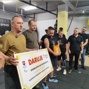 Dar priateľstva a pomoci pre Ukrajinu. Slovenský paralympijský výbor poslal vojnovým veteránom život zachraňujúci defibrilátor