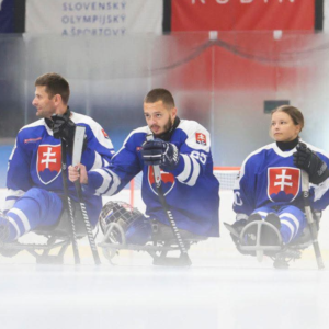 V poslednom dueli aj debut parahokejistiek