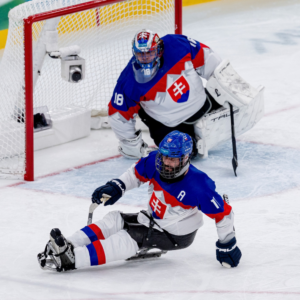 Parahokej: na úvod očakávaná prehra s javorovým listom
